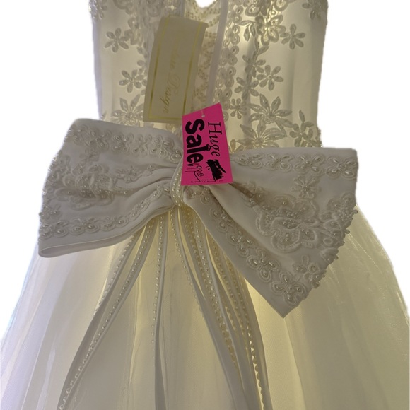 Vintage, White Sleeveless Wedding Gown with beaded bodice and full tulle skirt - Picture 4 of 13